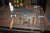 Arbejdsbord, ca. 150 x 120 cm + indhold: håndværktøj, svejsetænger + gaffelnøgler + hamre+ vinkelsliber, Metabo, ø125 + sliberondeller med videre + 2 stole