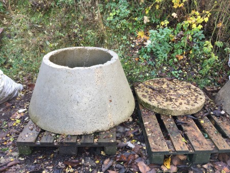 1 piece. concrete well with lid