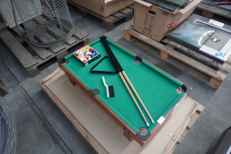 Mini pool table