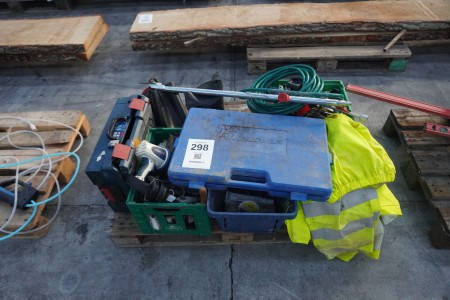 Pallet with mixed hand tools, socket wrench set, cable drum, etc.