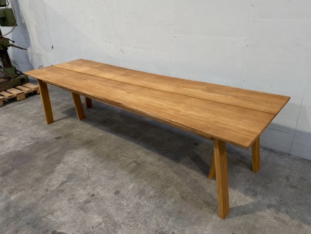 Long table in oak.