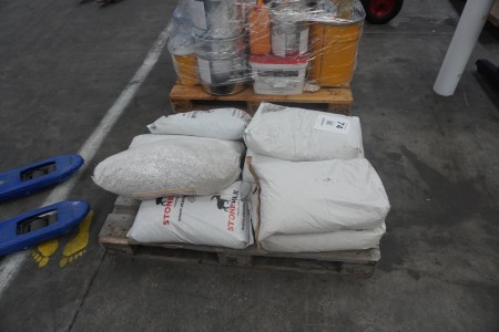 7 bags of tile sand / stone