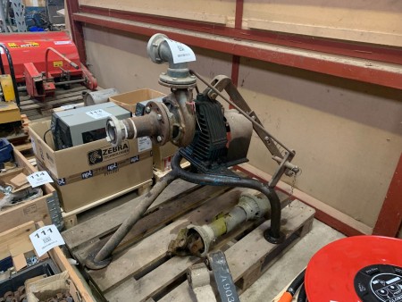 PTO-powered water pump with 3-point hitch