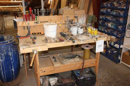 Høvlebænk med værktøjstavle + indhold: håndværktøj med videre + dele på gulv under høvlebænk + arbejdsbord, 200 x 110 cm (sav medfølger ikke) + håndværkerskammel