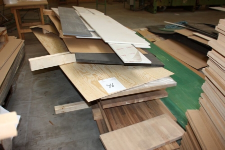 Palle med diverse limtræsbordplader + afskåret MDF-plader