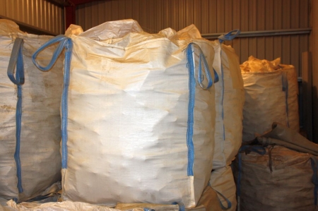 Hardwood briquettes, 500 kg. 6-10% water content (file photo)