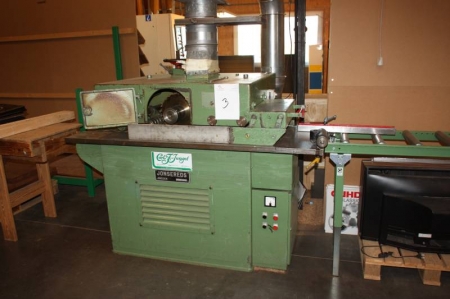 Multisaw, Jonsered, SM-80 / 655. Width. approx. 40 cm. Laser Control of the first blade. Table. Intermediate rings and saw blades on the wall. About 8 saw blades on the floor. Outlet Roller conveyor: width 40 cm, length app. 200 cm.