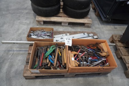 Pallet with various hand tools, spirit level, etc.