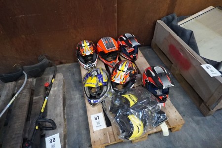 6 Stück. Motocross-Helme + Schutzweste