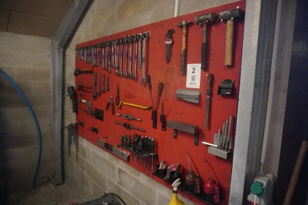 Werkstatttafel mit verschiedenen Handwerkzeugen