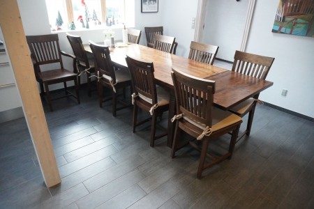 Spisebord med 10 stole