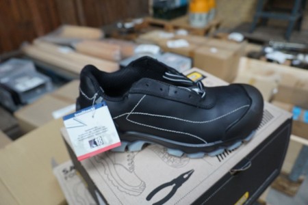 2 pairs of safety shoes, Brand: Panda