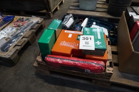 Kasse med diverse førstehjælpskasser 