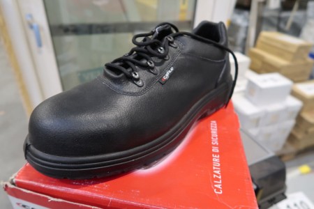 1 pair of safety shoes Cofra
