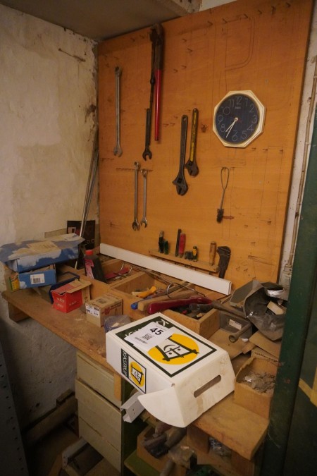 Work table + workshop board containing various hand tools