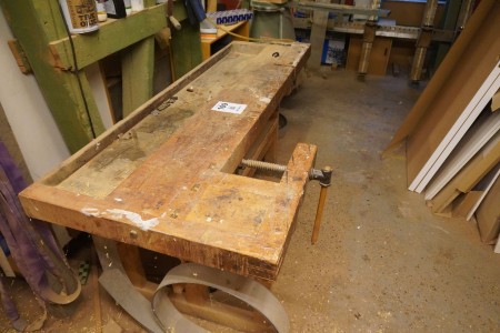 Wooden planing bench with 2 vices