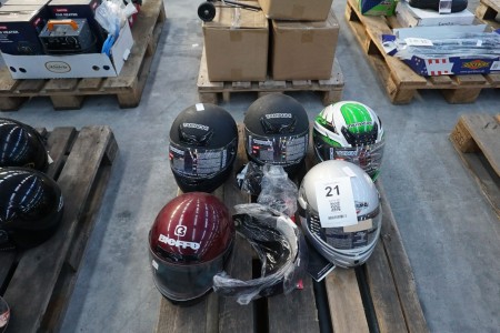 5 pieces. crash helmets with extra accessories