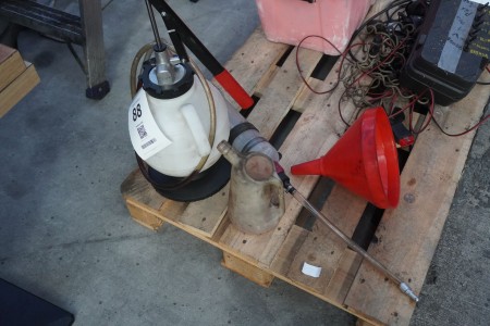 Oil pump + funnel