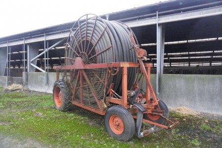 Ground irrigation machine