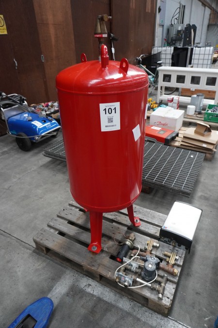 Diaphragm pressure booster, brand: Flamco, model: Flamcomat, incl. hot water intake from district heating