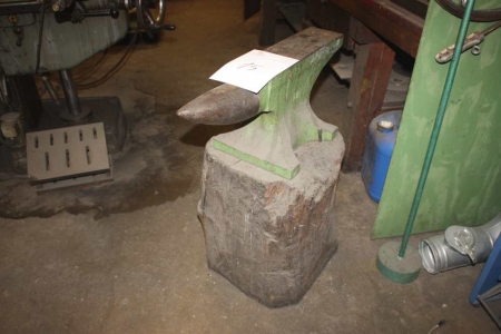 Anvil on stump, approx. 120 x 690 mm