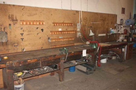 Work Bench, depth: approx. 670 mm x length approx. 4400 mm. 2 vises + content + drawer with content