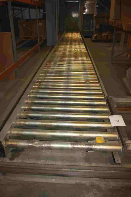 Powered roller conveyor for warehouse. Width = 1100 mm. Length approx. 18000 mm. Including lifting table for disposing of pallets with pallet truck and control panel