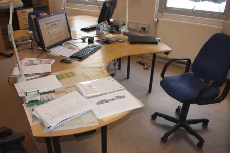 Skrivebord + kontorstol + 2 bogreoler med hylder og skuffer (EDB og papir medfølger ikke)