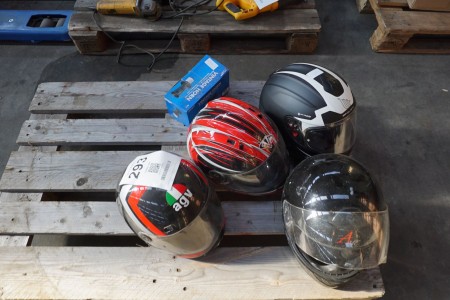 4 pieces. helmets + horn