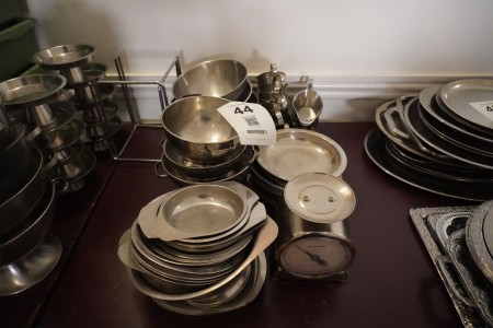 Various sauce bowls, bowls, etc. in stainless steel