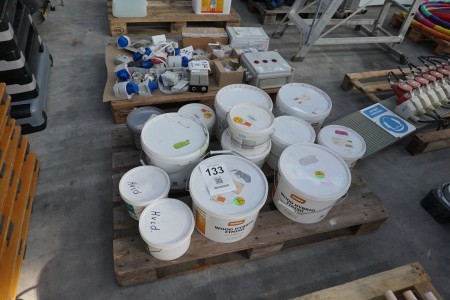 Mixed lot of paint