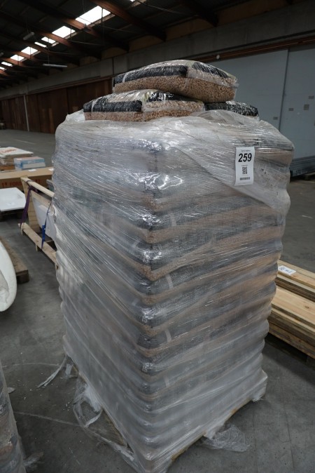 63 x 15 kg wood pellets