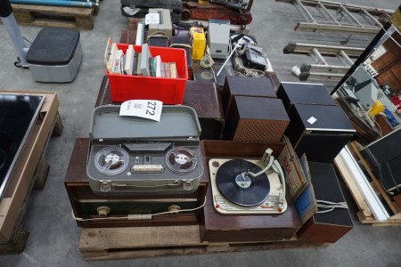 Pallet with antique stereo system + speaker etc.