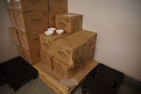 9 boxes with bowls