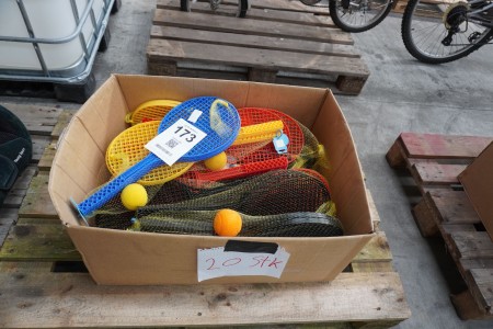 Lot of garden rackets with balls
