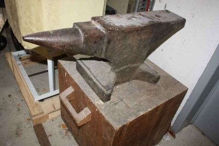 Anvil, approx. 72 cm from tip to rear + wooden stand