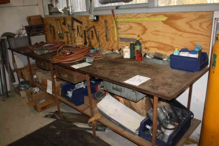 Work Table, length approx. 370 cm x width approx. 80 cm + 2 drawers + shelf under the workbench (without content) + tool panel with content (hand tools)