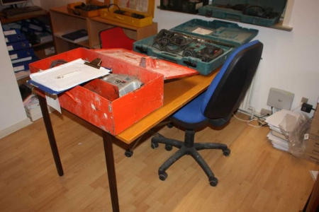 Diverse øvrige kontormøbler i rum (2 skriveborde, 4 bogreoler, arkivreol + kontorstole)