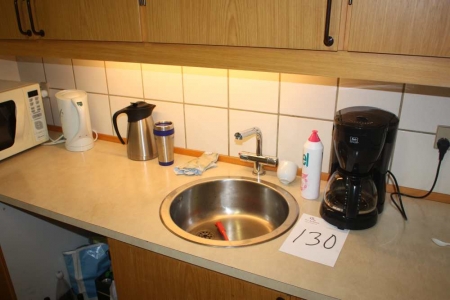Kaffemaskine, el-kogekande + indhold i køkkenskabe