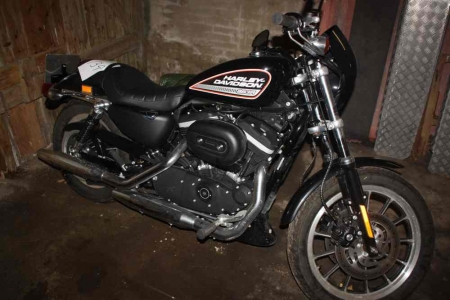 Motorcykel, Harley Davidson, model 883R, sort og crom, årgang 2007. Registreringsafgift er betalt. Bemærk: kun 4500 km. Kun moms af salæret.
