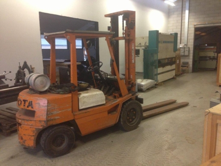 Forklift Truck, Toyota, gas. Lifting capacity: 3000 kg. Long forks. Starter replaced in August 2012. Starts every time.