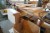 Arbeitstisch aus Holz auf Rädern