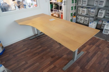 2 stk. hæve-/sænekborde + spisebord med 6 stole mv.