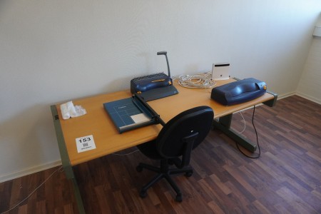 Hæve-/sænkebord med indhold inkl. kontorstol