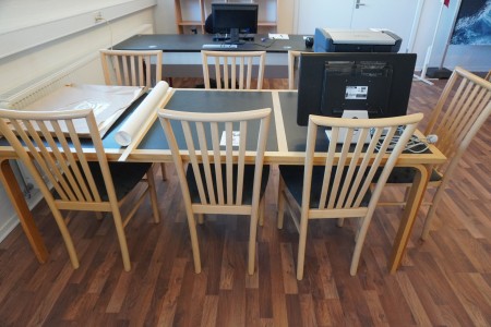 Tisch mit 7 Stühlen