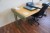 Hæve-/sænkebord med indhold inkl. kontorstol
