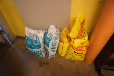 4 bags of coarse road salt & 2 bags of ABSO NET