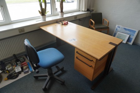 Desk incl. 3 pieces. chairs + 2 pcs. jalousiskabe