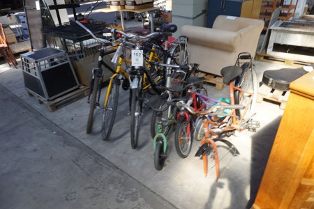 Various defective bicycles