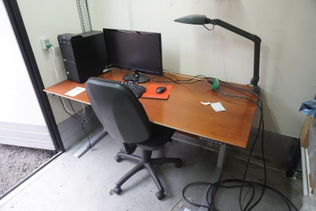 Hæve-/sænkebord inkl. Kontorskærm, tastatur, mus, skærm & lampe